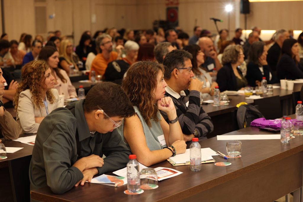 Escenas del público y de los ponentes en el simposio comunitario de La Fundación Marfan en España